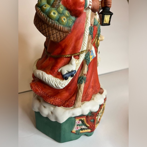 HAND PAINTED MUSICAL SANTA "FATHER CHRISTMAS" - Picture 10 of 12